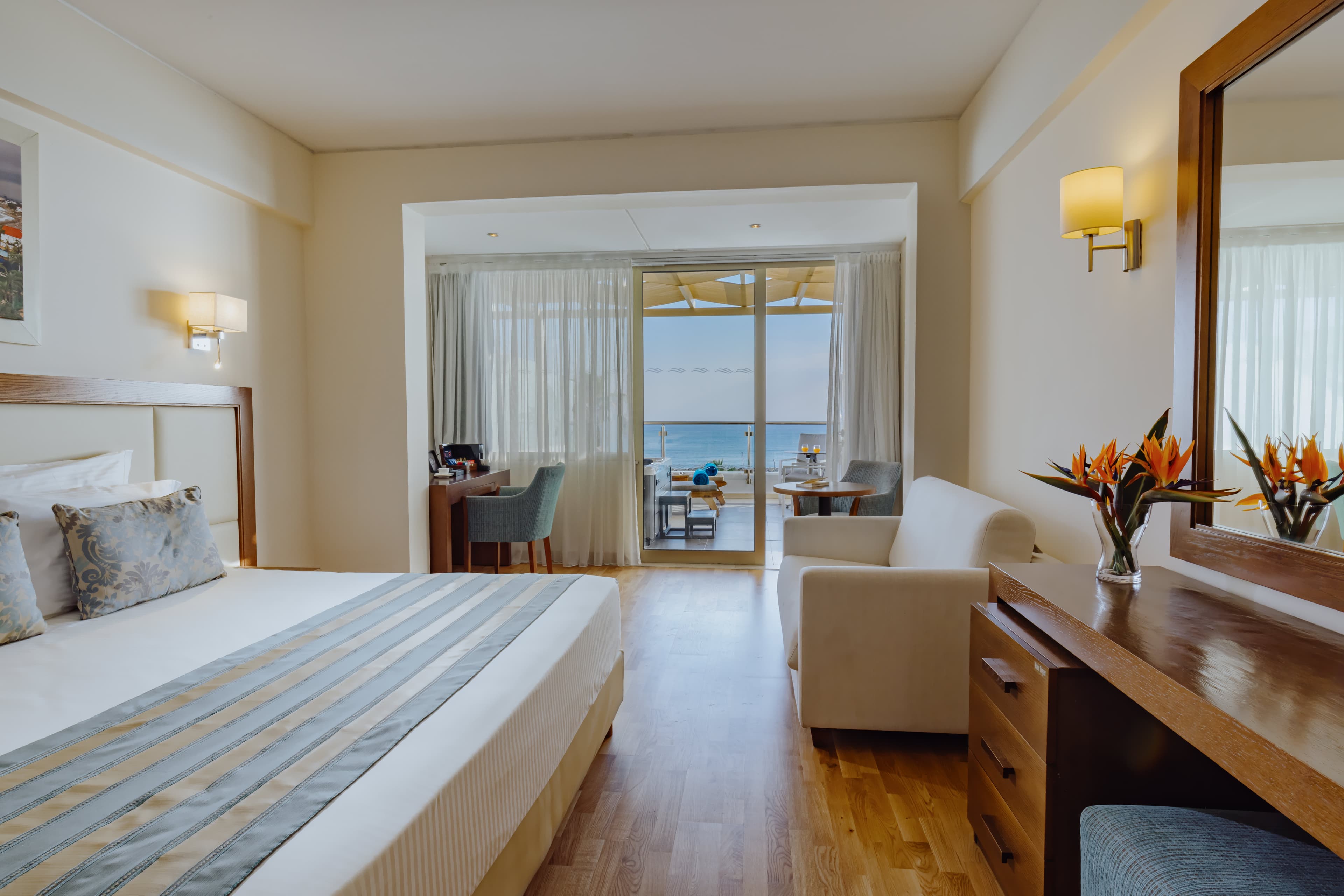 The Golden Bay Beach Hotel Ansicht 6