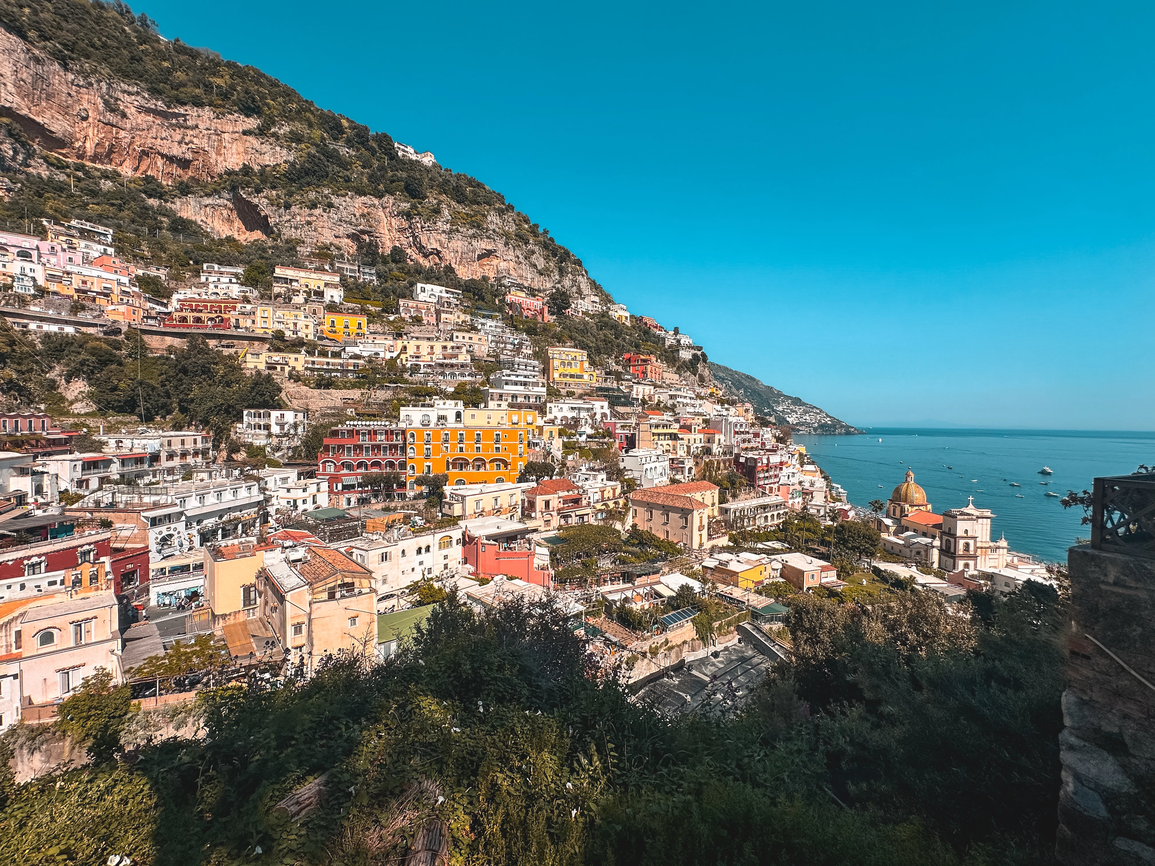 A scenic view of a city on the side of a mountain