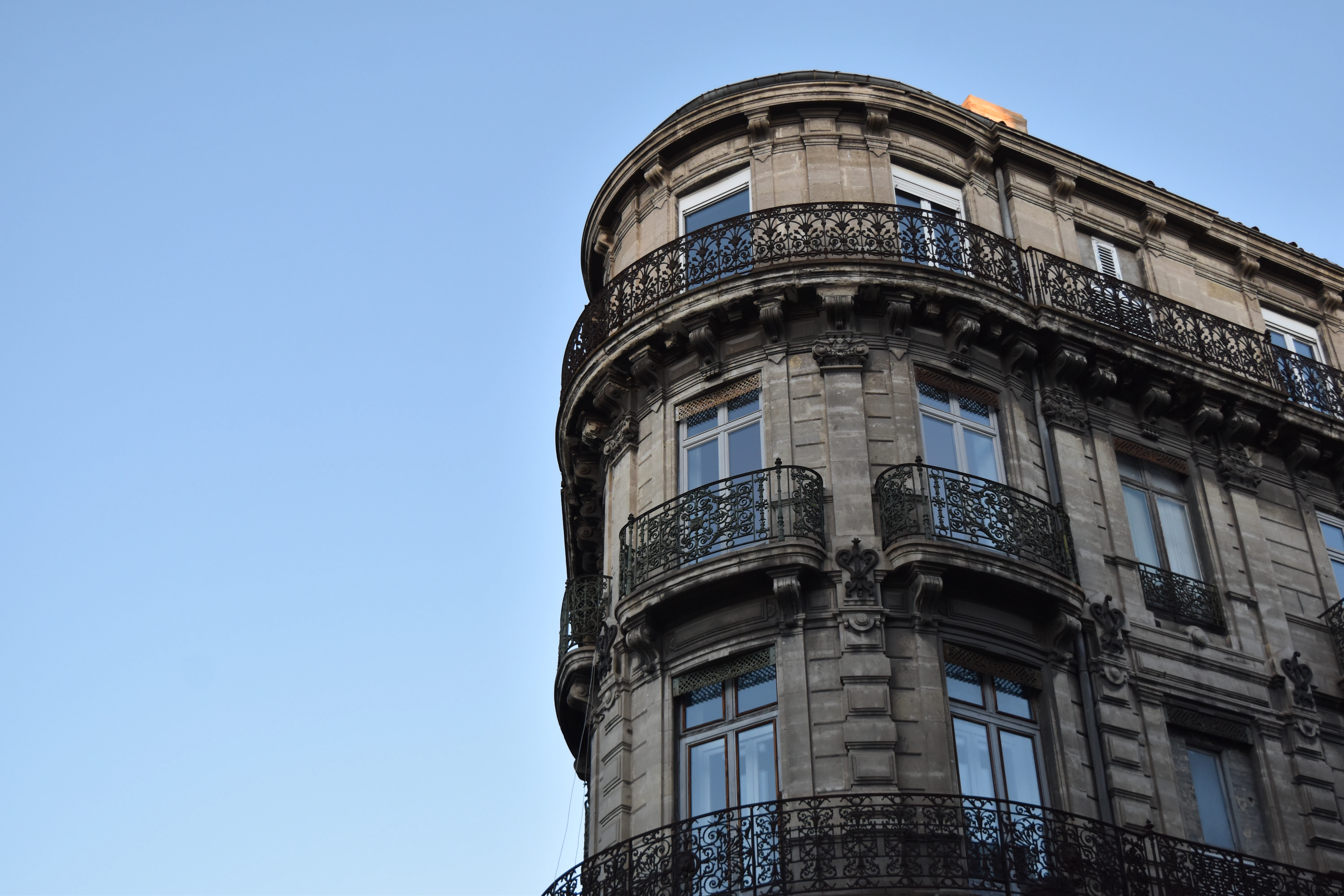 A tall building with balconies and balconies on it