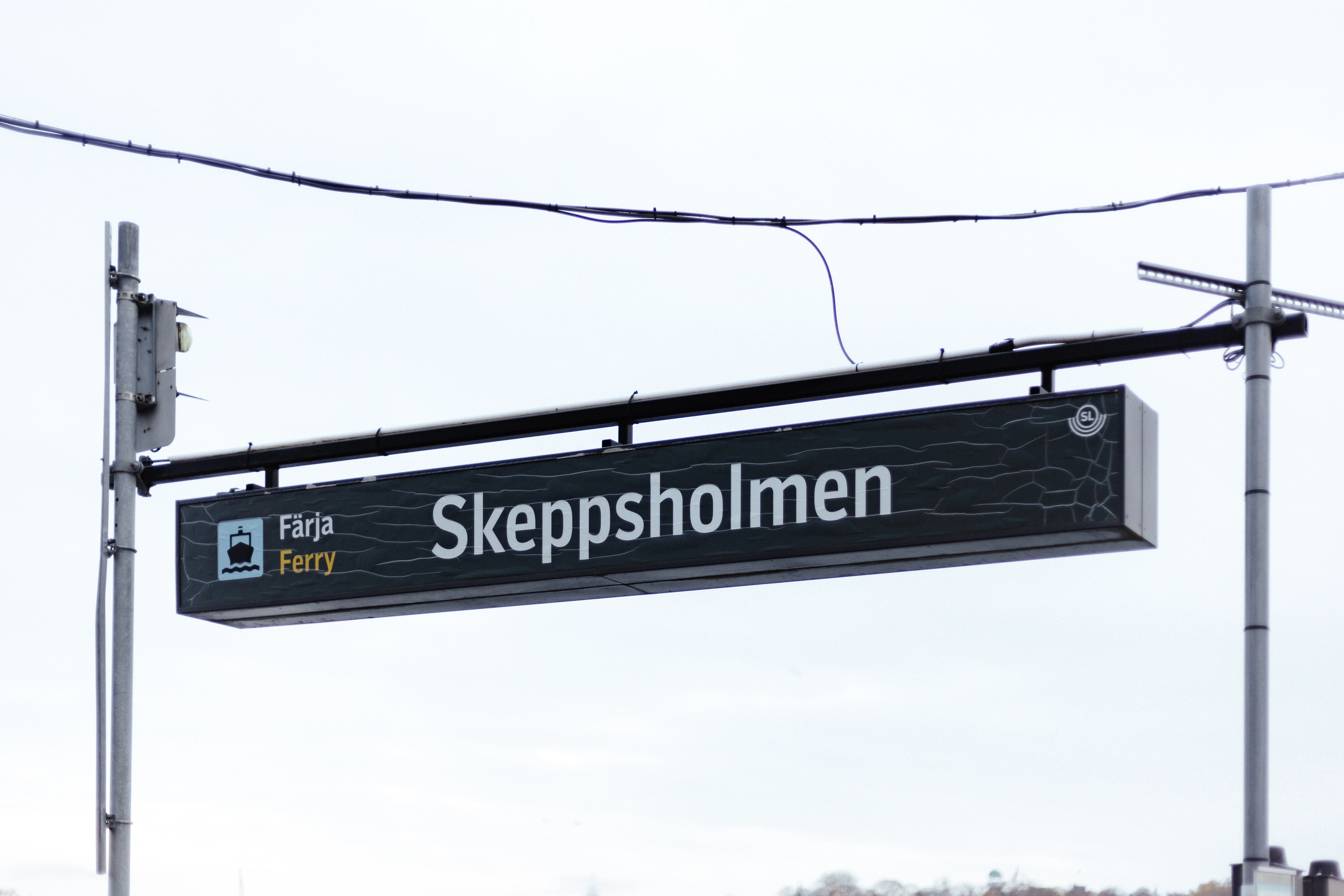 A street sign hanging from the side of a metal pole