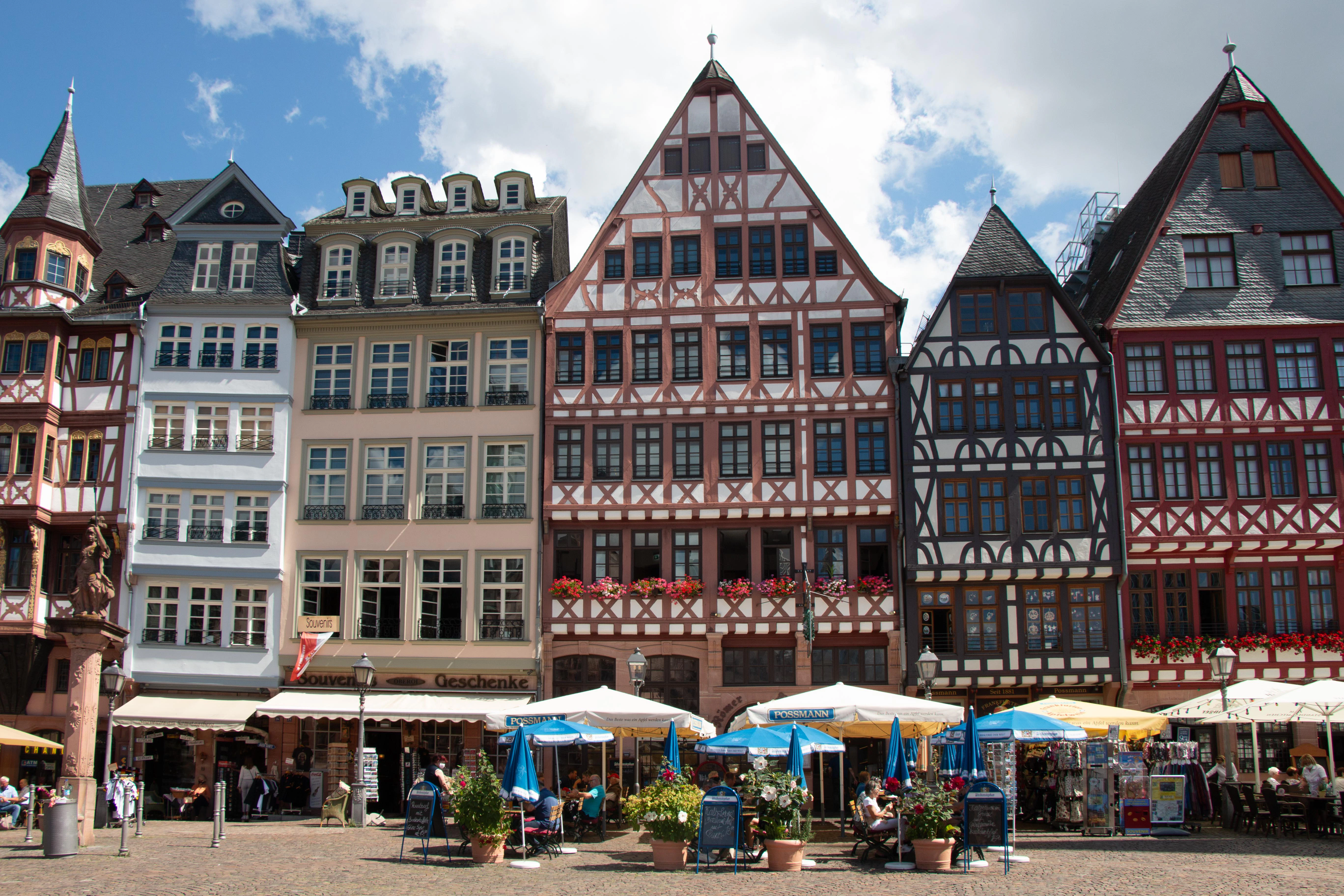 a bunch of buildings that are next to each other