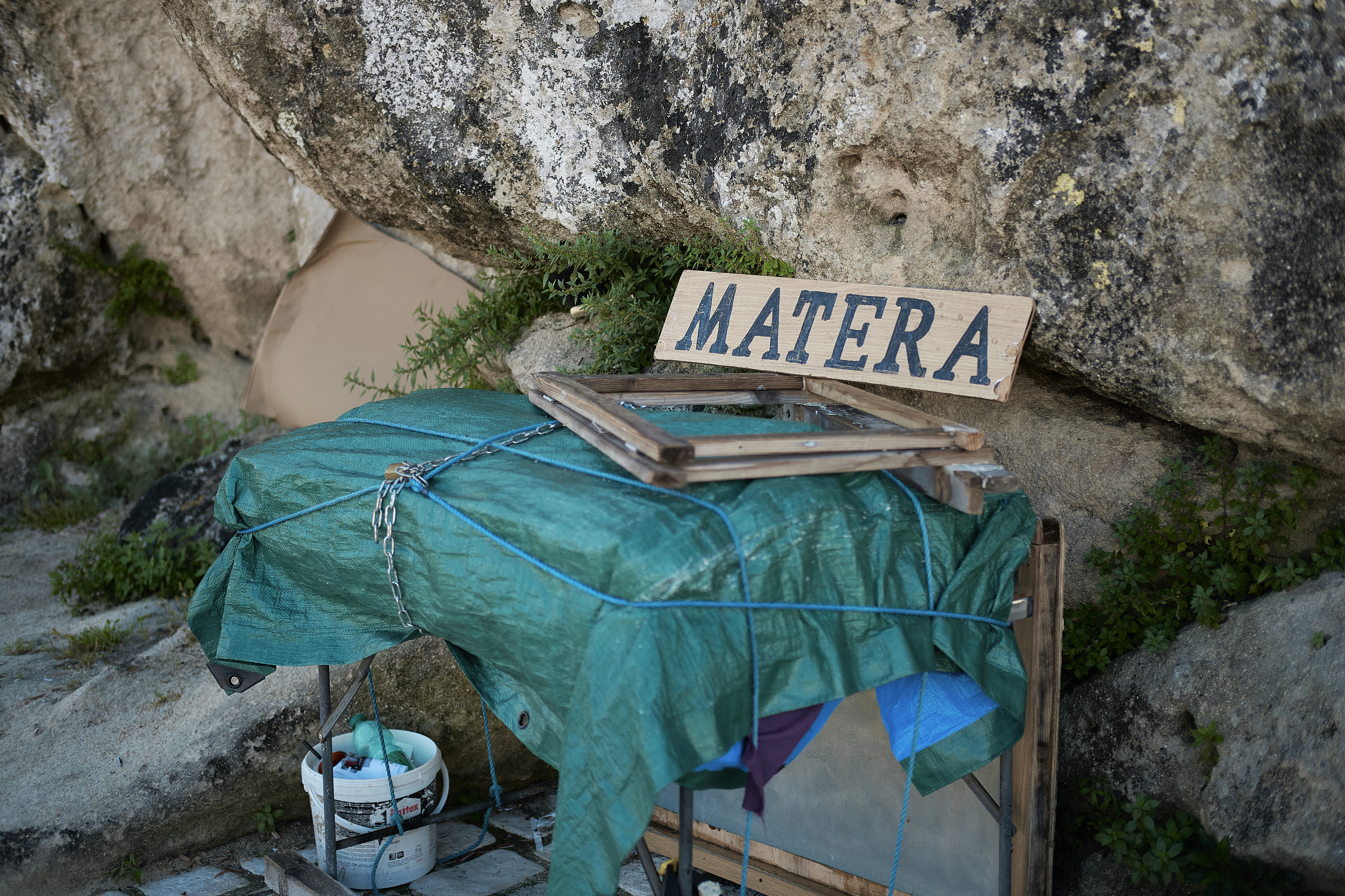 there is a sign that says mater on it
